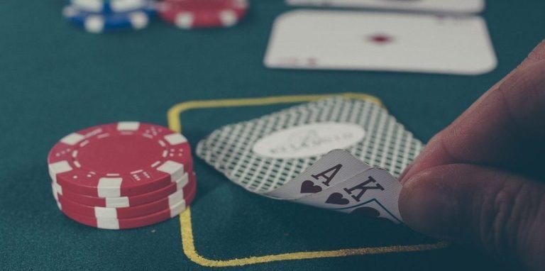 Pengguna membaca ketentuan penggunaan ch3coona di perangkat ponsel yang aman