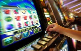 Pengguna memanfaatkan layanan perlindungan data dan akun di aplikasi ch3coona dengan nyaman